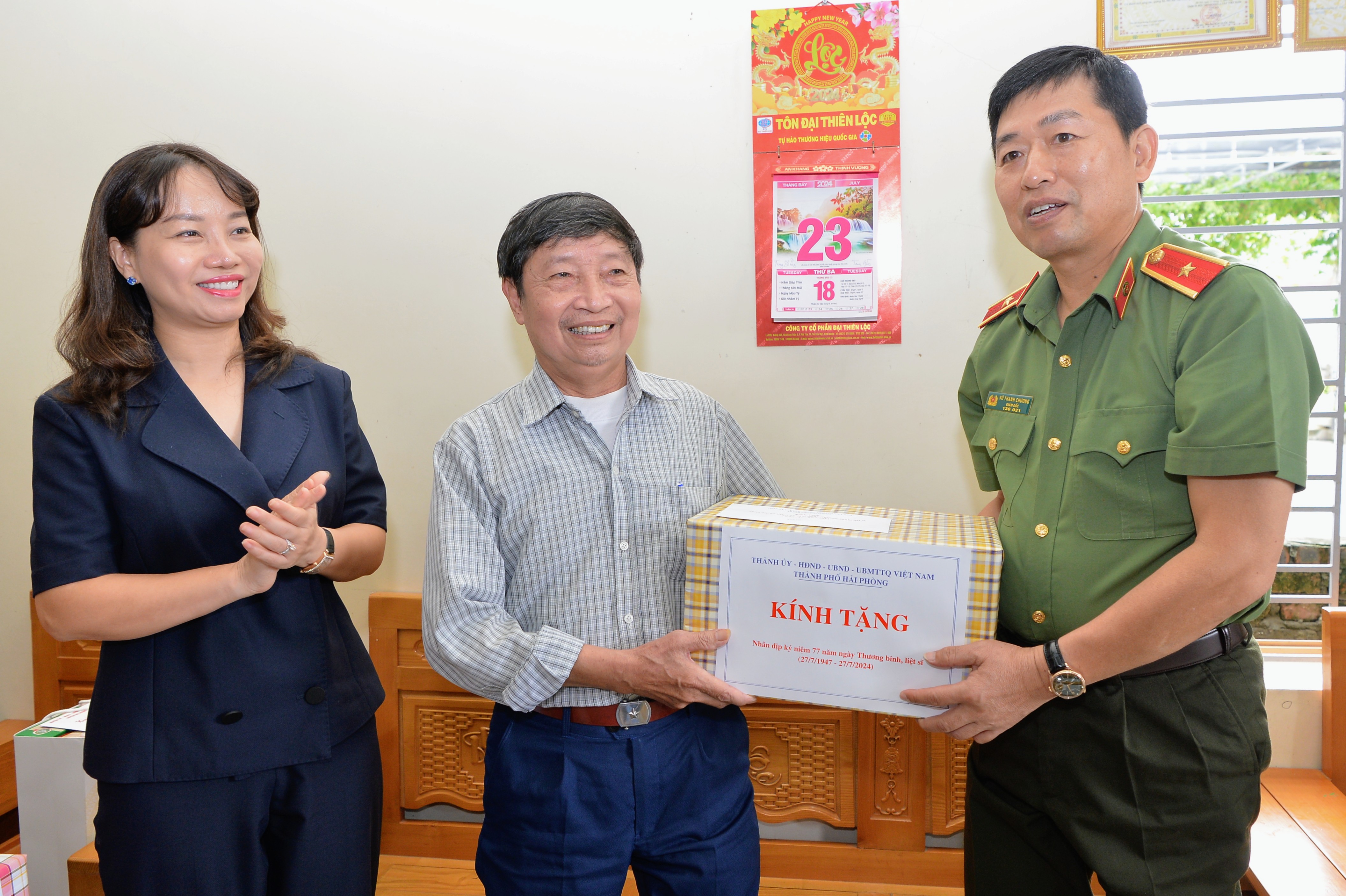 Thiếu tướng Vũ Thanh Chương, Ủy viên Ban Thường vụ Thành ủy, Giám đốc Công an thành phố thăm, tặng quà người có công tại huyện An Dương